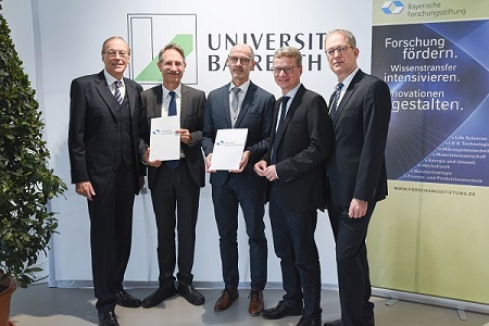 (v.l.n.r.): Prof. Dr. Dr. Arndt Bode (Bayerische Forschungsstiftung), Prof. Dr.-Ing. Ralf Moos, Prof. Dr.-Ing. Stefan Jablonski (beide Universität Bayreuth), Wissenschaftsminister Bernd Sibler, Prof. Dr. Stefan Leible (Universität Bayreuth) (Bild: Universität Bayreuth / Jürgen Rennecke)