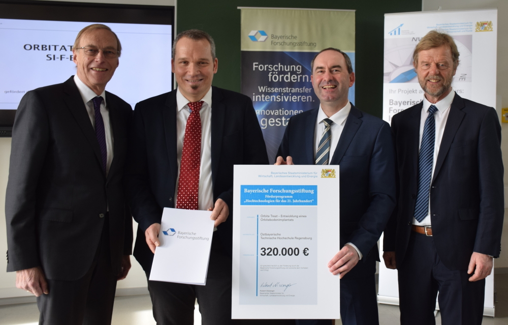 Projekt OrbitaTreat (v.l.n.r.): Prof. Dr. Dr. h.c. Arndt Bode (Bayerische Forschungsstiftung), Prof. Dr. Thomas Schratzenstaller (OTH
Regensburg), Staatsminister Hubert Aiwanger, Prof. Dr. Wolfgang Baier (OTH Regensburg) (Bild: Bayerische Forschungsstiftung)