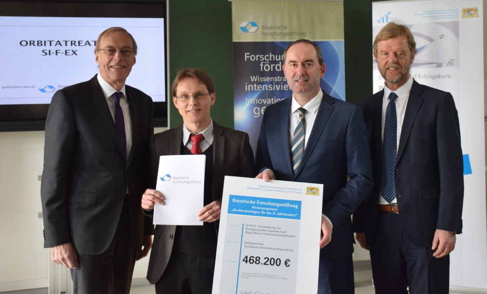 Projekt SI-FE-X (v.l.n.r.): Prof. Dr. Dr. h.c. Arndt Bode (Bayerische Forschungsstiftung), Prof. Dr. Rupert Schreiner (OTH Regensburg, Staatsminister Hubert Aiwanger, Prof. Dr. Wolfgang Baier (OTH Regensburg) (Bild: Bayerische Forschungsstiftung