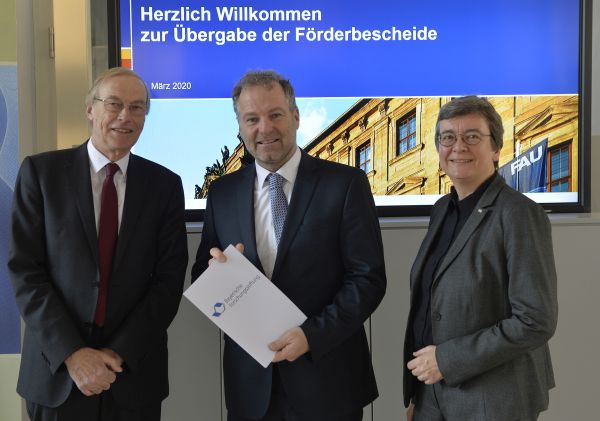 Forschungsverbund „Customized Digital Engineering für bayerische KMU am Beispiel des Antriebsstrangs elektrischer Fahrzeuge - FORCuDE@BEV“ - v.l.n.r.: Prof. Dr. Dr. h.c. Arndt Bode (Bayerische Forschungsstiftung), Prof. Dr. Sandro Wartzack, Vizepräsidentin Prof. Dr. Kathrin Möslein (beide FAU Erlangen-Nürnberg) (Bild: FAU/Harald Sippel)