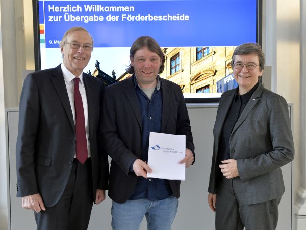 Projekt „Erhöhung der Kanalkapazität auf passiven Schaltungsträgern für Terabit Telekommunikationssysteme – TERAKOMM“ – v.l.n.r.: Prof. Dr. Dr. h.c. Arndt Bode (Bayerische Forschungsstiftung), Dr.-Ing. Gerald Gold, Vizepräsidentin Prof. Dr. Kathrin Möslein (beide FAU Erlangen-Nürnberg) (Bild: FAU/Harald Sippel)