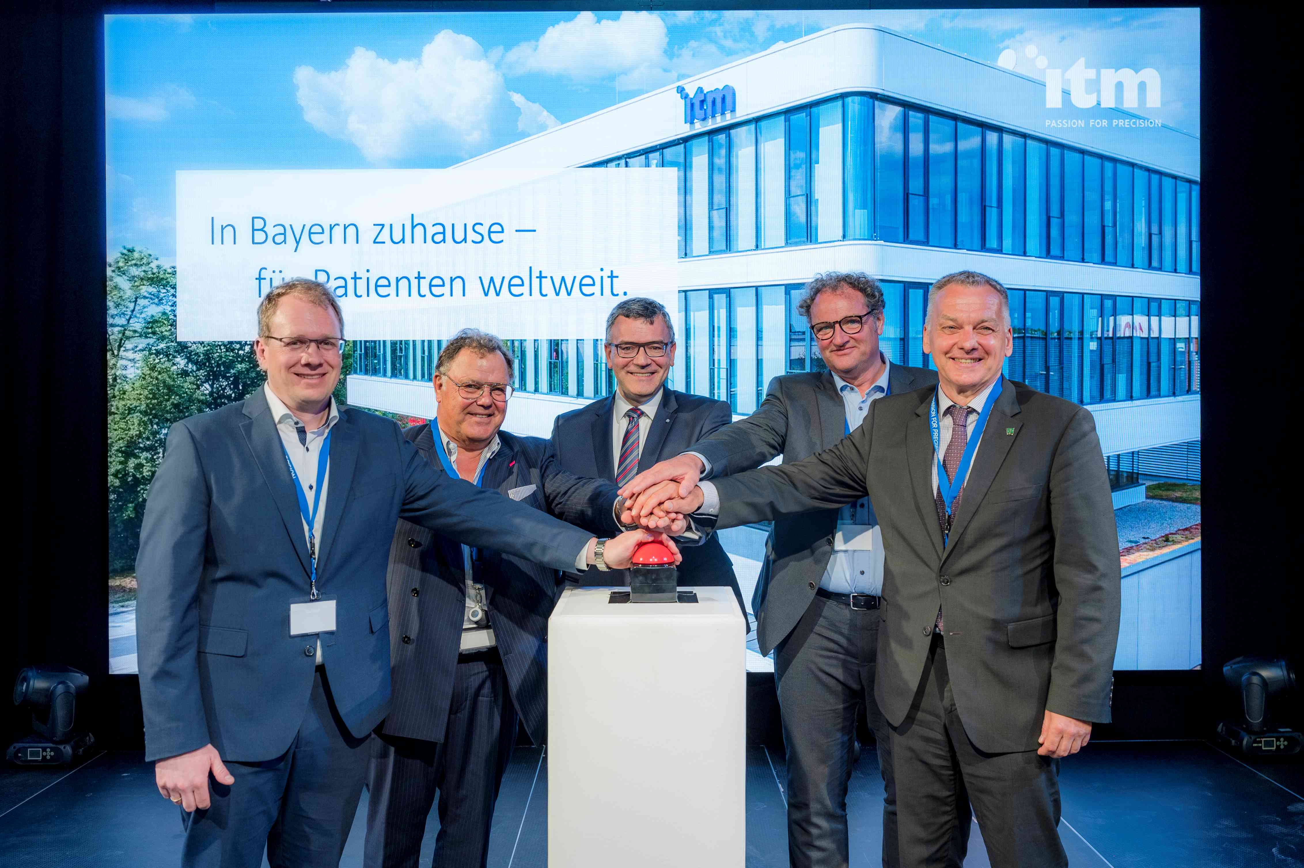 v. l. n. r. Dr. Mark Harfenstaller (COO ITM), Udo J. Vetter (Aufsichtsratsvorsitzender ITM), Staatsminister Dr. Florian Herrmann, Steffen Schuster (CEO ITM), Franz Heilmeier (1. Bürgermeister Neufahrn), (Bild: ITM)