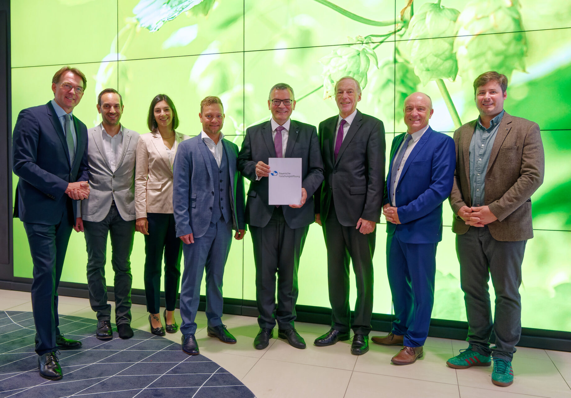 (v.l.) Prof. Dr. med. Dr. h.c. Matthias Tschöp, Dr. Manuel Spannagl und Nadia Kamal (alle Helmholtz Munich), Dr. Alexander Feiner (Hopsteiner), Staatsminister Dr. Florian Herrmann, Prof. Dr. Dr. h.c. Arndt Bode (Bayerische Forschungsstiftung), Pascal Piroué (Hopsteiner), Markus Hoppe (Hoppebräu) / Bild: Helmholtz Munich