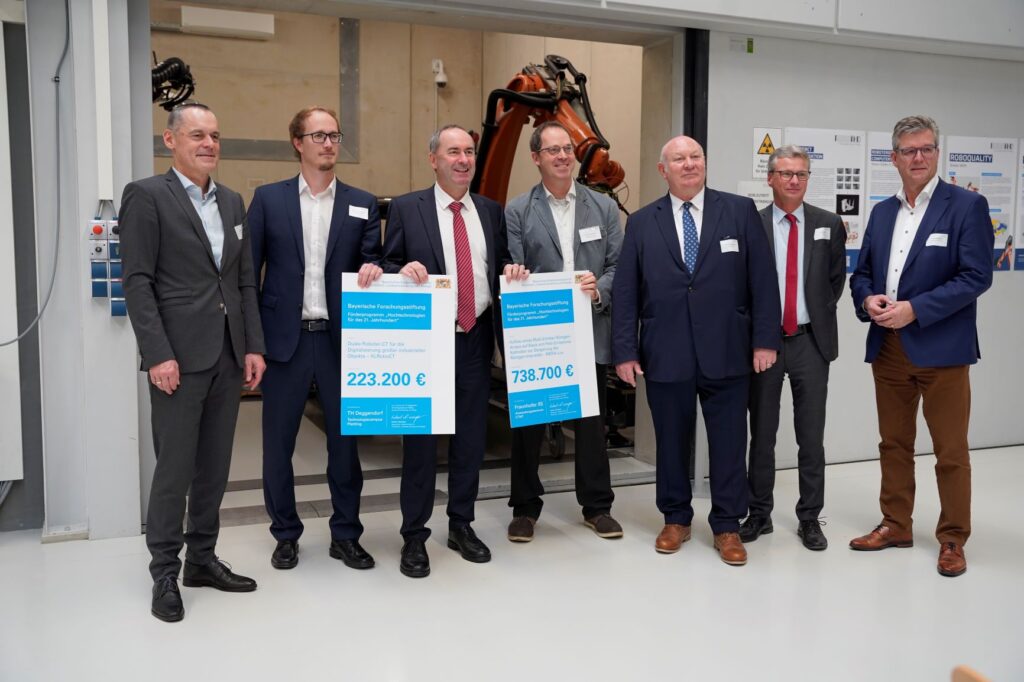 V.l.n.r. Dr. Christian Haslbeck (Bayerische Forschungsstiftung), Prof. Dr. Gabriel Herl (THD), Wirtschaftsminister Hubert Aiwanger, Prof. Dr. Simon Zabler (Fraunhofer IIS, Anwendungszentrum CTMT), Prof. Waldemar Berg (THD), Landrat Bernd Sibler (Deggendorf), Bürgermeister Hans Schmalhofer (Plattling) (Bild: THD)