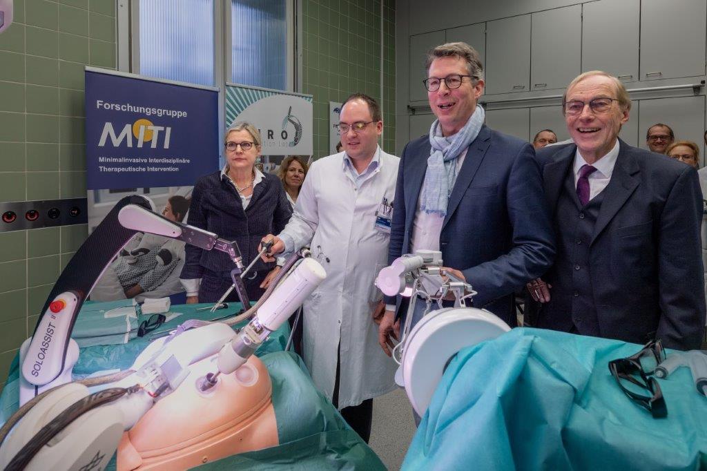 V.l.n.r. Prof. Dr. Juliane Winkelmann (TU München), Dr.-Ing. Maximilian Berlet (Klinikum rechts der Isar), Staatsminister Markus Blume, Prof. Dr. Dr. h. c. (NAS RA) Arndt Bode (Bayerische Forschungsstiftung); (Bild: Andreas Heddergott / TUM)